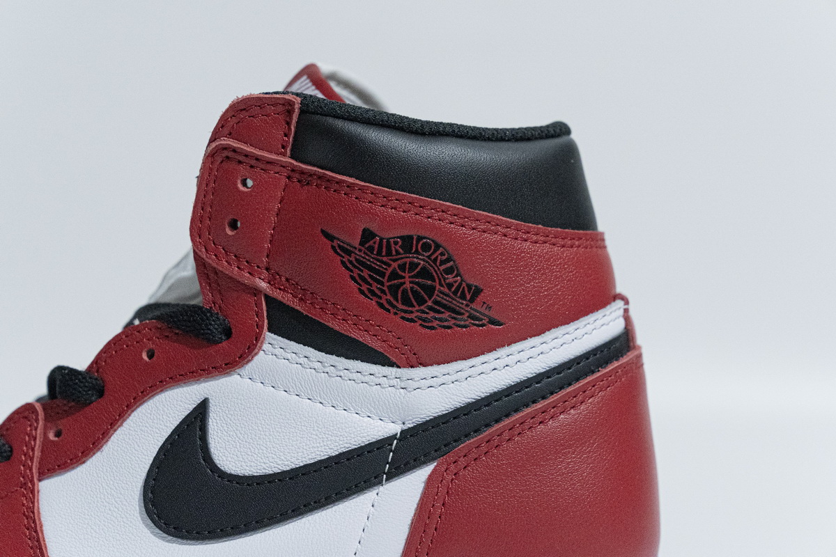 Air Jordan 1 Retro High OG 'Chicago' 2015 - Iconic Sneaker with Classic Red, White, and Black Design