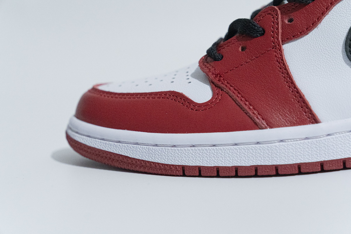 Air Jordan 1 Retro High OG 'Chicago' 2015 - Iconic Sneaker with Classic Red, White, and Black Design